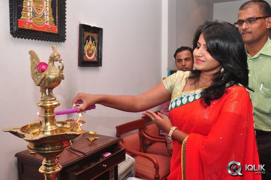 Tanusha-launches-Shrujan-Hand-Embroidered-Exhibition